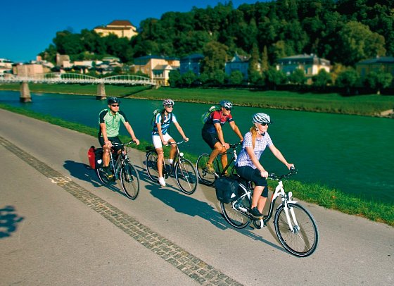 Alpe-Adria-Radweg - Radler an der Salzach