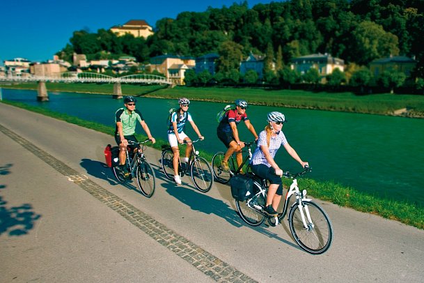 Alpe-Adria-Radweg - Radler an der Salzach