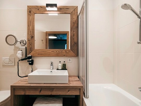 VAYA Post Saalbach - Beispiel Bad Doppelzimmer Superior (Zimmercodierung DS1)