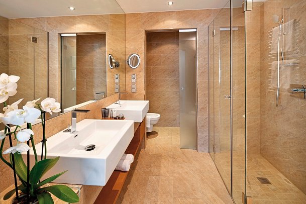 TAUERN SPA Zell am See - Kaprun - Beispiel Bad Doppelzimmer Panorama Deluxe (Zimmercodierung DD1)