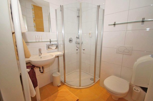 Schmittenhof - Beispiel Bad (Zimmercodierungen DG1 & EG1)