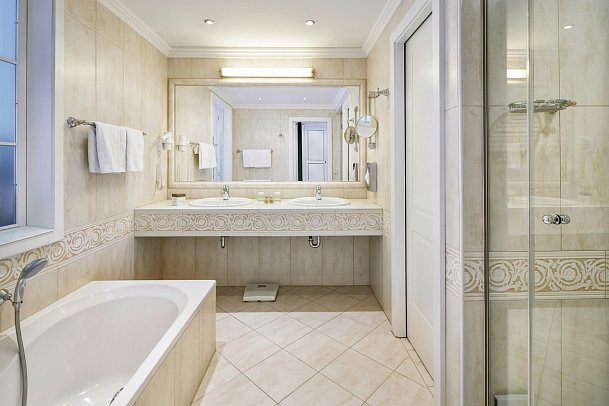 Grand Hotel Zell am See - Beispiel Bad Doppelzimmer Wellness Deluxe Balkon See (Zimmercodierung DD1)