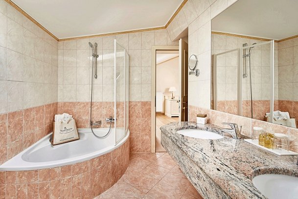 Grand Hotel Zell am See - Beispiel Bad Doppelzimmer Superior Balkon See (Zimmercodierung DS1)