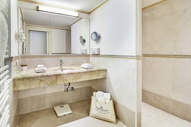 Grand Hotel Zell am See - Beispiel Bad Doppelzimmer Komfort Balkon See (Zimmercodierung DF1)