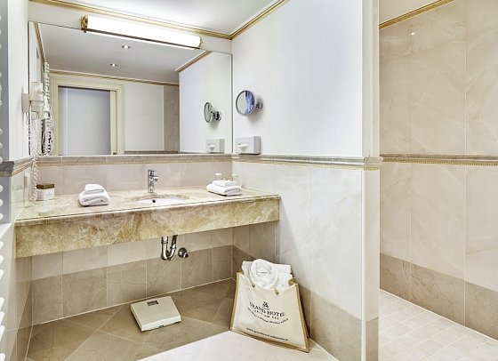 Grand Hotel Zell am See - Beispiel Bad Doppelzimmer Komfort Balkon See (Zimmercodierung DF1)