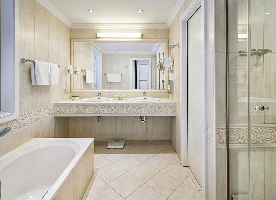 Grand Hotel Zell am See - Beispiel Bad Doppelzimmer Wellness Deluxe Balkon See (Zimmercodierung DD1)