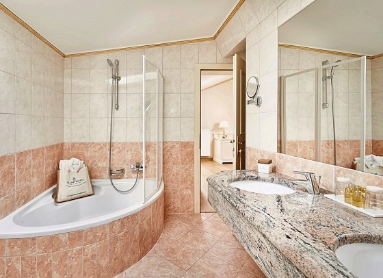Grand Hotel Zell am See - Beispiel Bad Doppelzimmer Superior Balkon See (Zimmercodierung DS1)