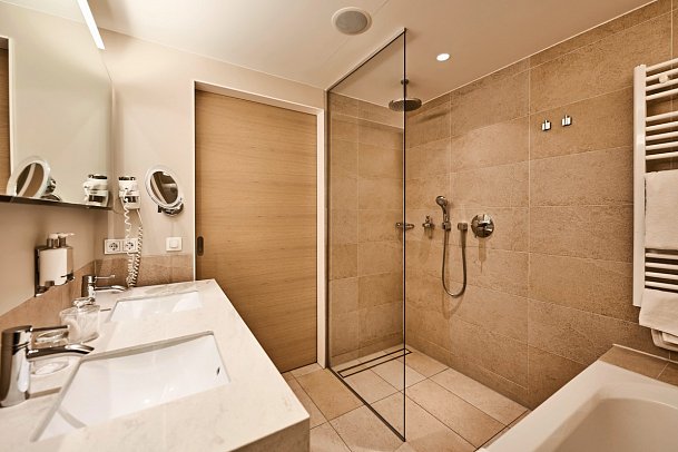 aja Bergresort Werfenweng Hotel - Beispiel Bad Juniorsuite Bergpanorama (Zimmercodierungen JB1, JB2, JB3 & JC1)