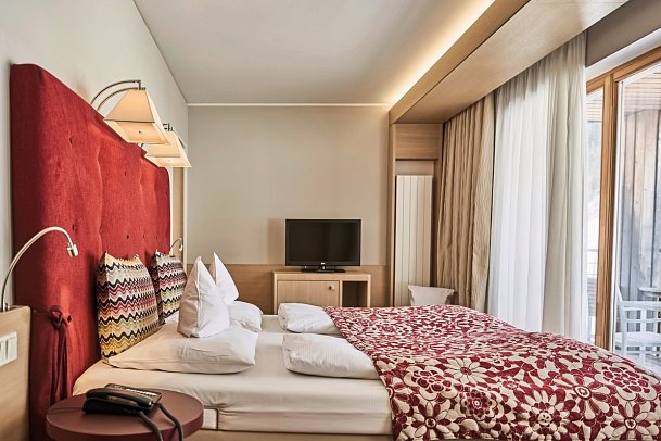 aja Bergresort Werfenweng Hotel - Wohnbeispiel Doppelzimmer Bergblick (Zimmercodierungen DBB & EC2)