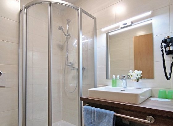 Hotel Wasserfall - Beispiel Bad Doppelzimmer Standard (Zimmercodierung DG2)