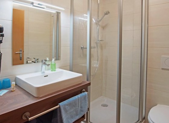 Hotel Wasserfall - Beispiel Bad Familienzimmer (Zimmercodierung FB1)