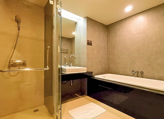 Kacha Resort & Spa - Badbeispiel Deluxe Chalet - Seaside Wing (Zimmercodierung BDC)