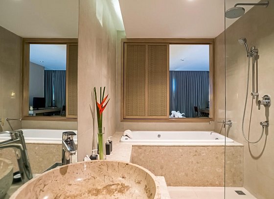 KC Grande Resort & Spa - Badbeispiel Pool Access Jacuzzi Deluxe - Hillside (Zimmercodierung UDQ)