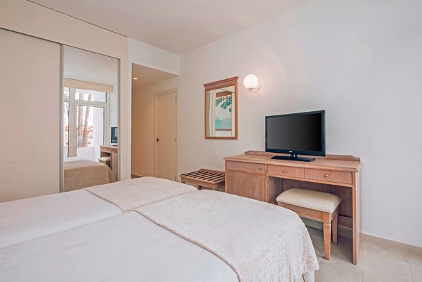 Iberostar Waves Las Dalias - Wohnbeispiel Doppelzimmer Poolblick Premium Terrasse (Zimmercodierungen D5P & D6P)