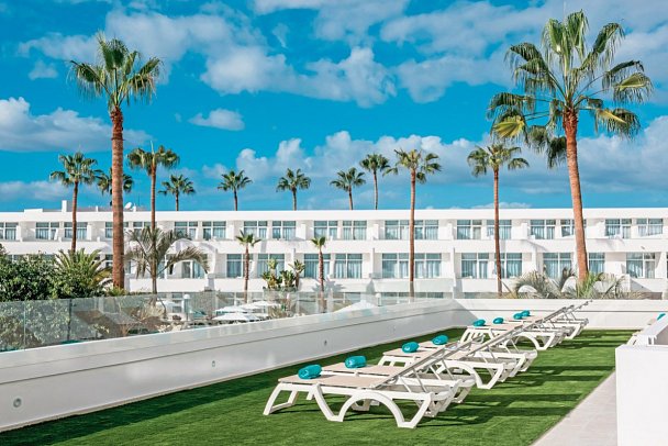 Iberostar Waves Las Dalias - Wohnbeispiel Doppelzimmer Poolblick Premium Terrasse (Zimmercodierungen D5P & D6P)