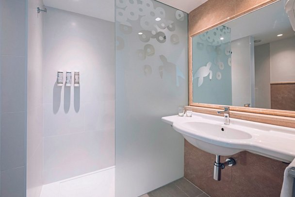 Iberostar Waves Las Dalias - Wohnbeispiel Familienzimmer Verbindungstür Meerblick (Zimmercodierungen FV5 & FV6)