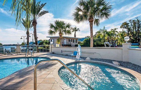 Paddletail Waterfront Lodge