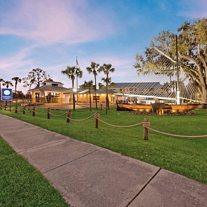 Paddletail Waterfront Lodge