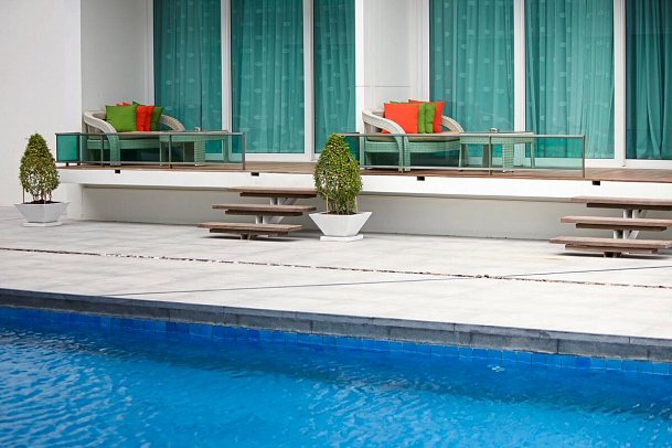 KC Beach Hotel Samui - Wohnbeispiel Deluxe Pool View (Zimmercodierung UDP)