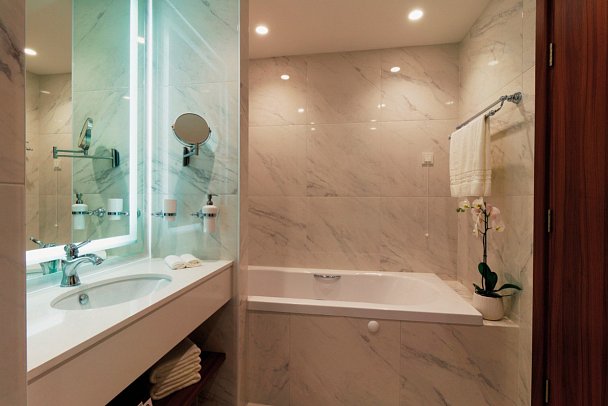 Astor Garden Hotel