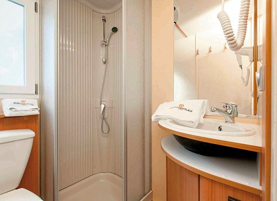 Vela Blu Camping Village - Wohnbeispiel Bad MH Torcello Plus Gold Holiday (Zimmercodierungen CB2 & CB1)