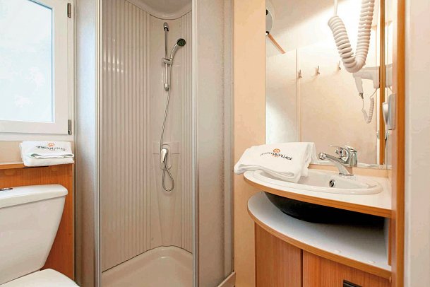 Vela Blu Camping Village - Wohnbeispiel Bad MH Torcello Plus Gold Holiday (Zimmercodierungen CB2 & CB1)