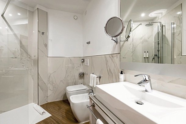 Mediterranee Family & Spa Hotel - Beispiel Bad (Zimmercodierungen WB1, WS1, WI2 & JF2)