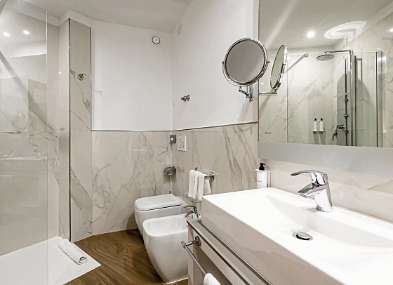 Mediterranee Family & Spa Hotel - Beispiel Bad (Zimmercodierungen WB1, WS1, WI2 & JF2)