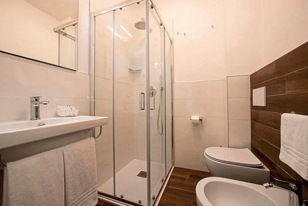 Imperial Palace - Beispiel Bad Doppelzimmer (Zimmercodierungen DB1 & DB2)