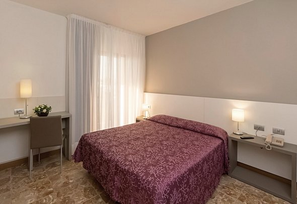 Sofia - Wohnbeispiel Doppelzimmer Poolseite (Zimmercodierung DB2)