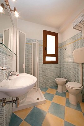 Sofia - Beispiel Bad Doppelzimmer Poolseite (Zimmercodierung DB2)