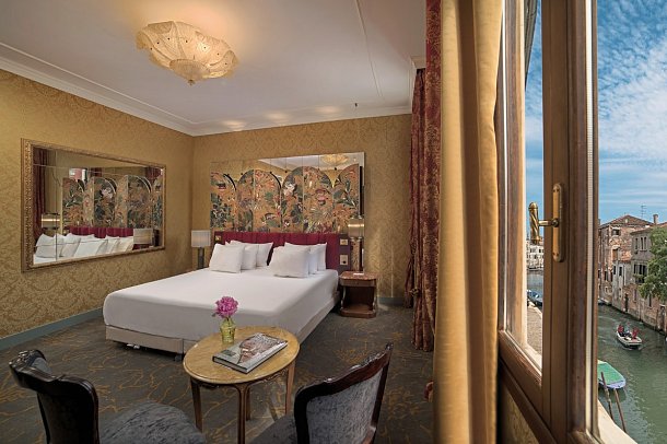 NH Collection Venezia Grand Hotel Palazzo dei Dogi - Wohnbeispiel Dreibettzimmer Premium mit Kanalblick (Zimmercodierung TS2)