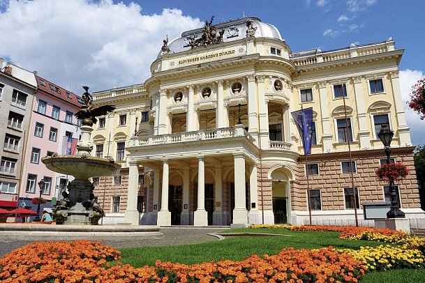 Radreise von Wien nach Budapest - Bratislava, Nationaltheater