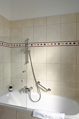 hideauts hotels Villa R - Beispiel Bad Doppelzimmer Chic Gartenblick (Zimmercodierung DB2)