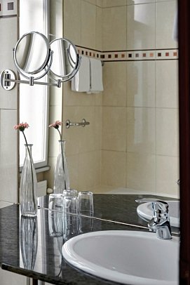 hideauts hotels Villa R - Beispiel Bad Doppelzimmer Chic Gartenblick (Zimmercodierung DB2)