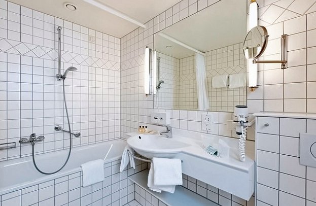 Hotel Regina - Wohnbeispiel Bad (Zimmercodierungen DG1 & EG1)