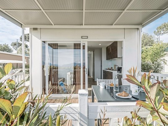 Sentido Lago di Garda Premium Village - Wohnbeispiel Camp Lodge Deluxe Lakeside (Zimmercodierung CD1)