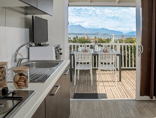 Sentido Lago di Garda Premium Village - Wohnbeispiel Camp Lodge Deluxe Lakeside (Zimmercodierung CD1)