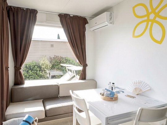 Sentido Lago di Garda Premium Village - Wohnbeispiel Camp Lodge Deluxe Lakeside (Zimmercodierung CD1)