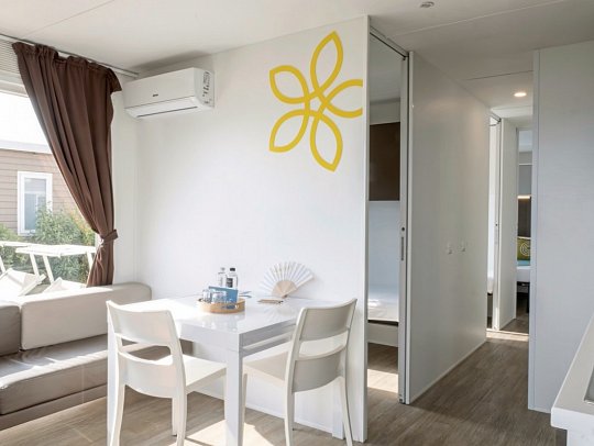 Sentido Lago di Garda Premium Village - Wohnbeispiel Camp Lodge Deluxe Lakeside (Zimmercodierung CD1)