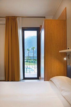 Hotel Royal Village - Wohnbeispiel Doppelzimmer Standard seitlicher Seeblick (Zimmercodierung DB1)