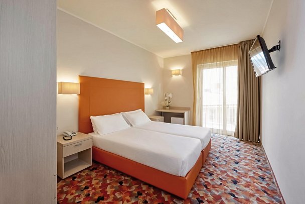 Hotel Royal Village - Wohnbeispiel Doppelzimmer Superior Villa Lucia seitl. Seeblick (Zimmercodierung DS1)