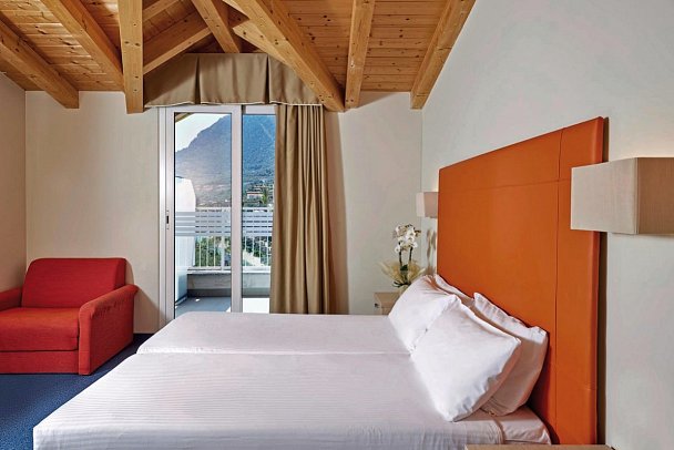 Hotel Royal Village - Wohnbeispiel Doppelzimmer Superior Villa Lucia seitl. Seeblick (Zimmercodierung DS1)