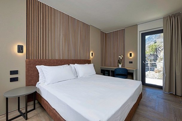 Hotel Royal Village - Wohnbeispiel Doppelzimmer Superior Villa Calmetta mit Seeblick (Zimmercodierung DS3)