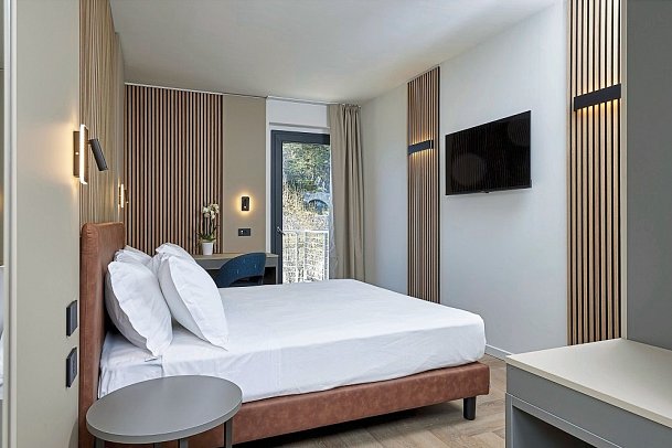 Hotel Royal Village - Wohnbeispiel Doppelzimmer Superior Villa Calmetta mit Seeblick (Zimmercodierung DS3)