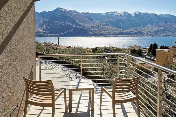 Hotel Royal Village - Wohnbeispiel Doppelzimmer Superior Villa Calmetta mit Seeblick (Zimmercodierung DS3)