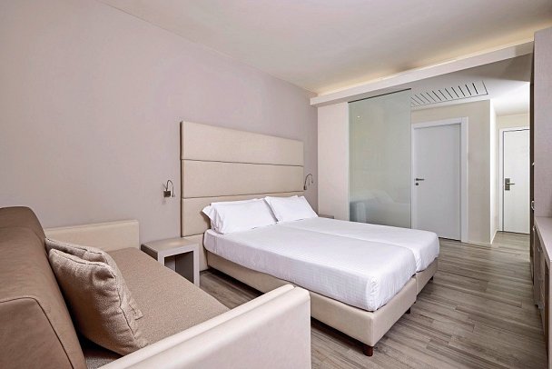 Hotel Royal Village - Wohnbeispiel Doppelzimmer Superior Villa Blumen Seeblick (Zimmercodierung DS2)