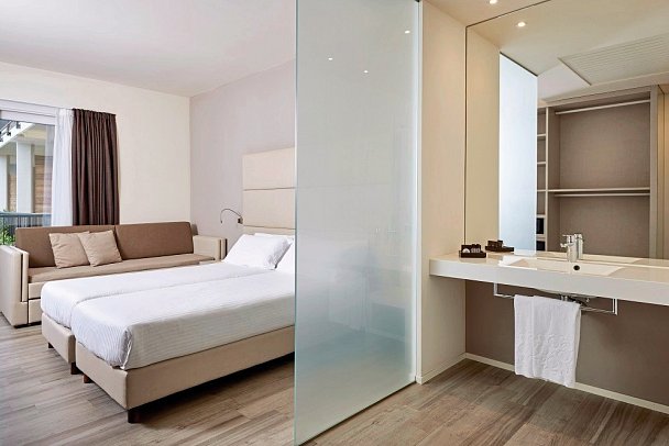 Hotel Royal Village - Wohnbeispiel Doppelzimmer Superior Villa Blumen Seeblick (Zimmercodierung DS2)