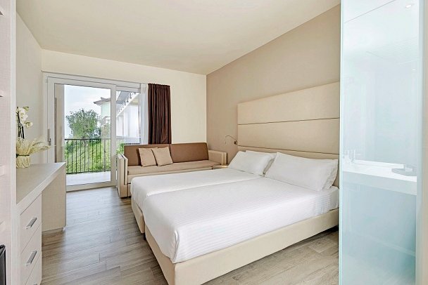 Hotel Royal Village - Wohnbeispiel Doppelzimmer Superior Villa Blumen Seeblick (Zimmercodierung DS2)