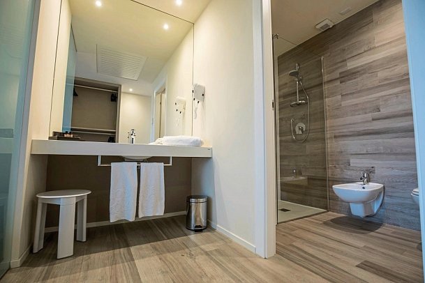 Hotel Royal Village - Wohnbeispiel Doppelzimmer Superior Villa Blumen Seeblick (Zimmercodierung DS2)